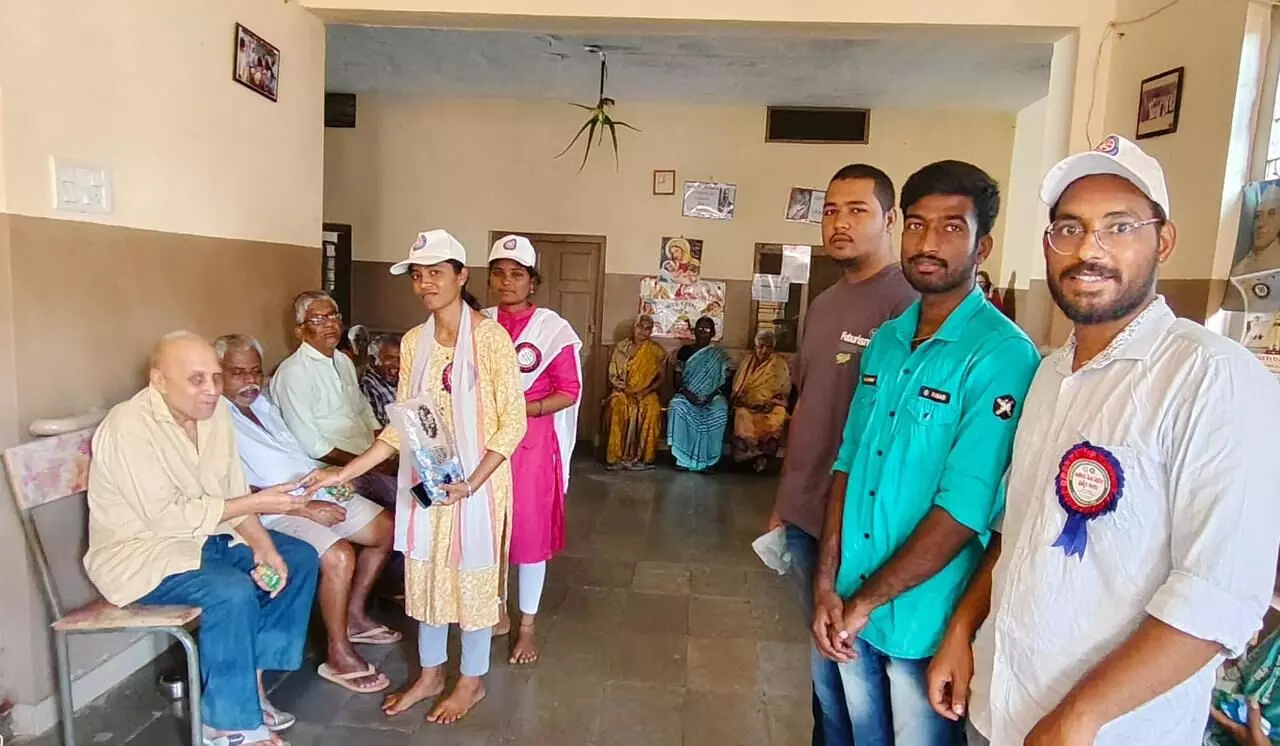 Agricultural College Students Distribute Food to the Elderly During NSS Camp