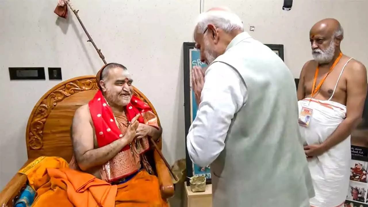 PM Modi meets Kanchi Kamakoti Shankaracharya Vijayendra Saraswati Swamigal in Varanasi on Sunday