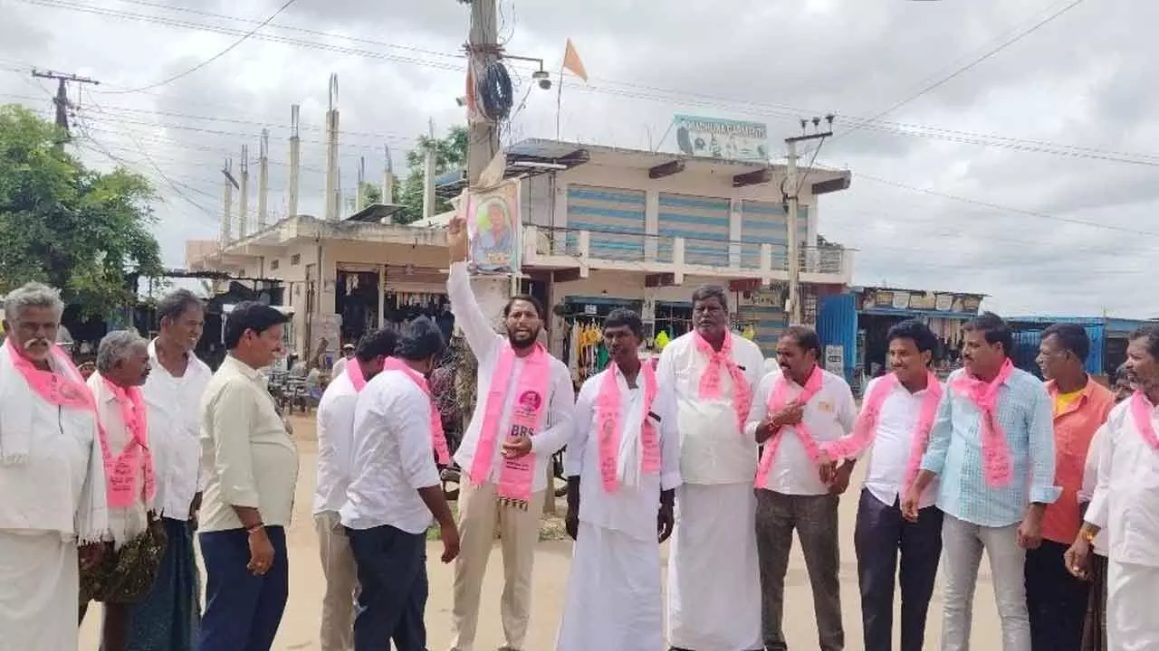 Gadwal: Farmers protest for relief in Aija