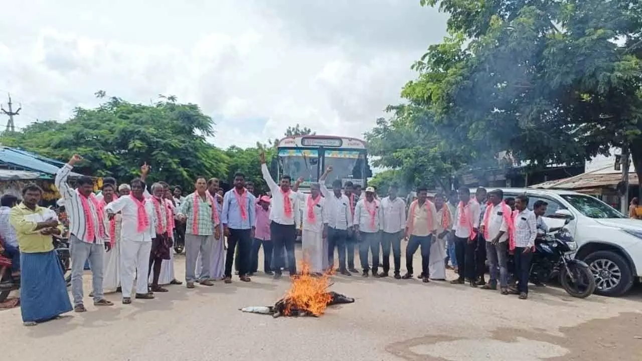 Gadwal: BRS netas lead farmers’ protests