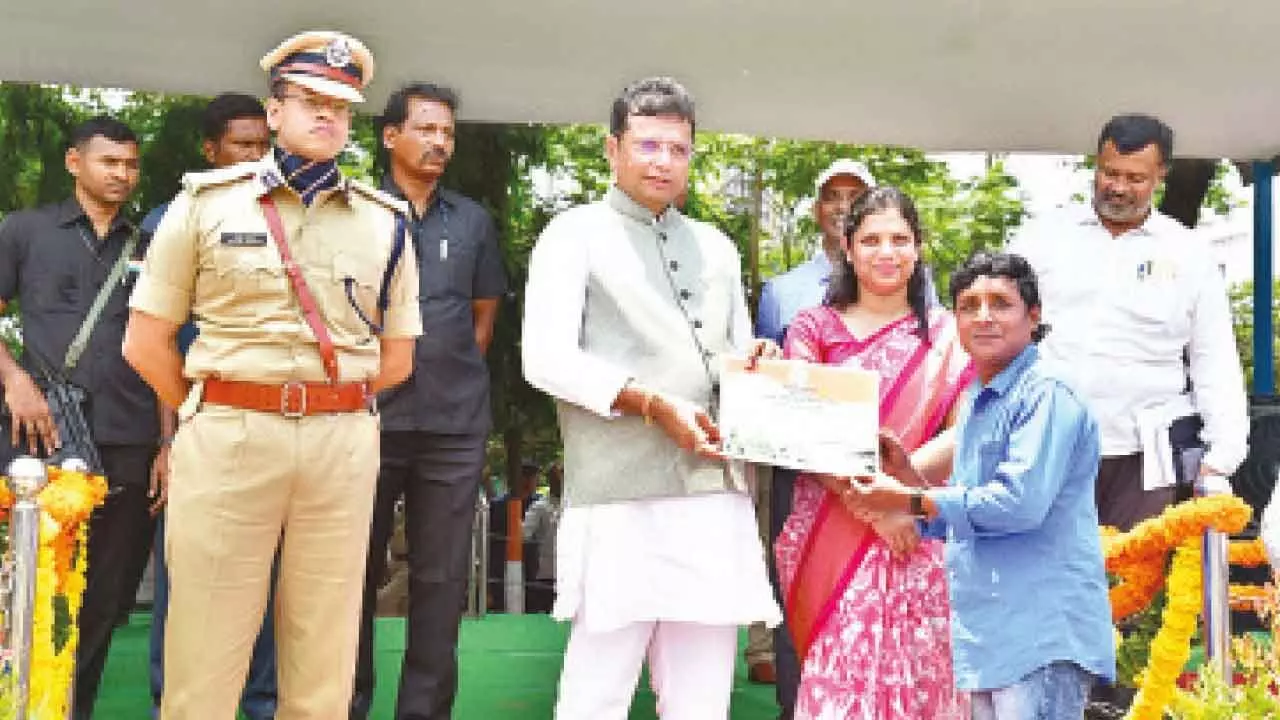 Sadaiah receiving a certificate of appreciation from Minister D Sridhar Babu