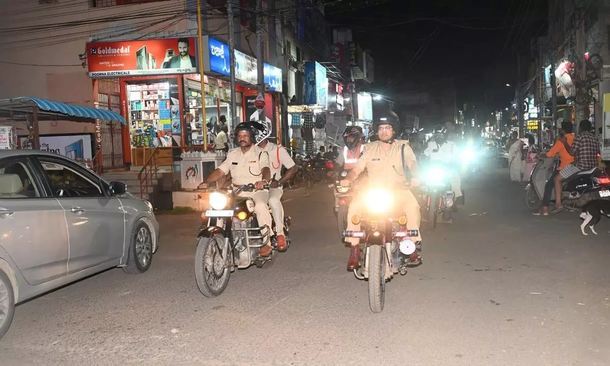 SP Kishore Kommi leading a bike rally to mark Police Martyrs’ Day in Eluru on Monday