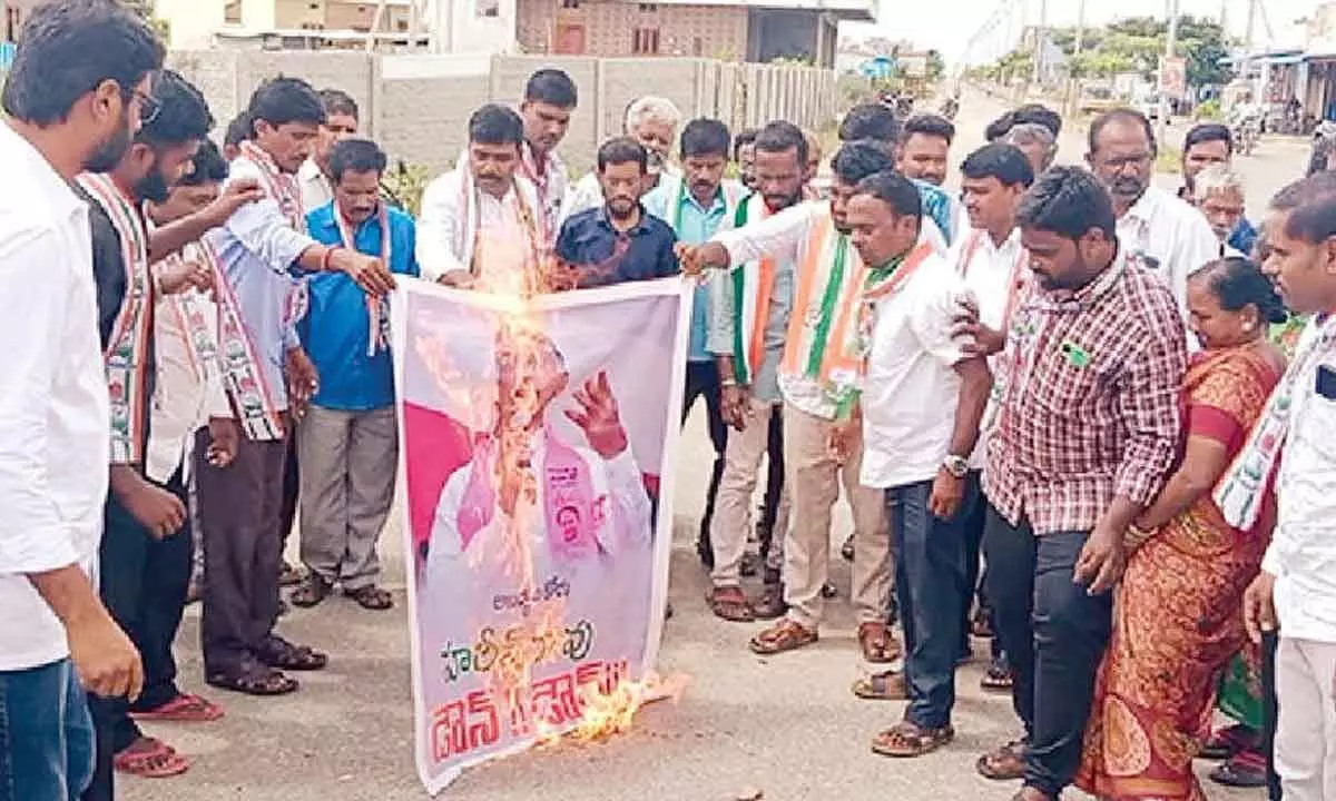 Mallannasagar displaced burn Harish Rao’s effigy