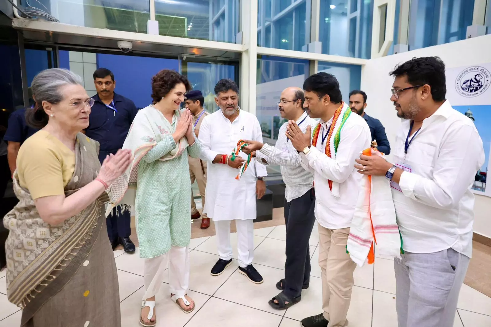 Sonia Gandhi and Priyanka Gandhi Vadra Receive a Warm Welcome at Mysore Airport by Karnataka CM and Senior Congress Leaders