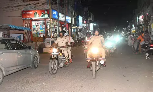 SP Kishore Kommi leading a bike rally to mark Police Martyrs’ Day in Eluru on Monday