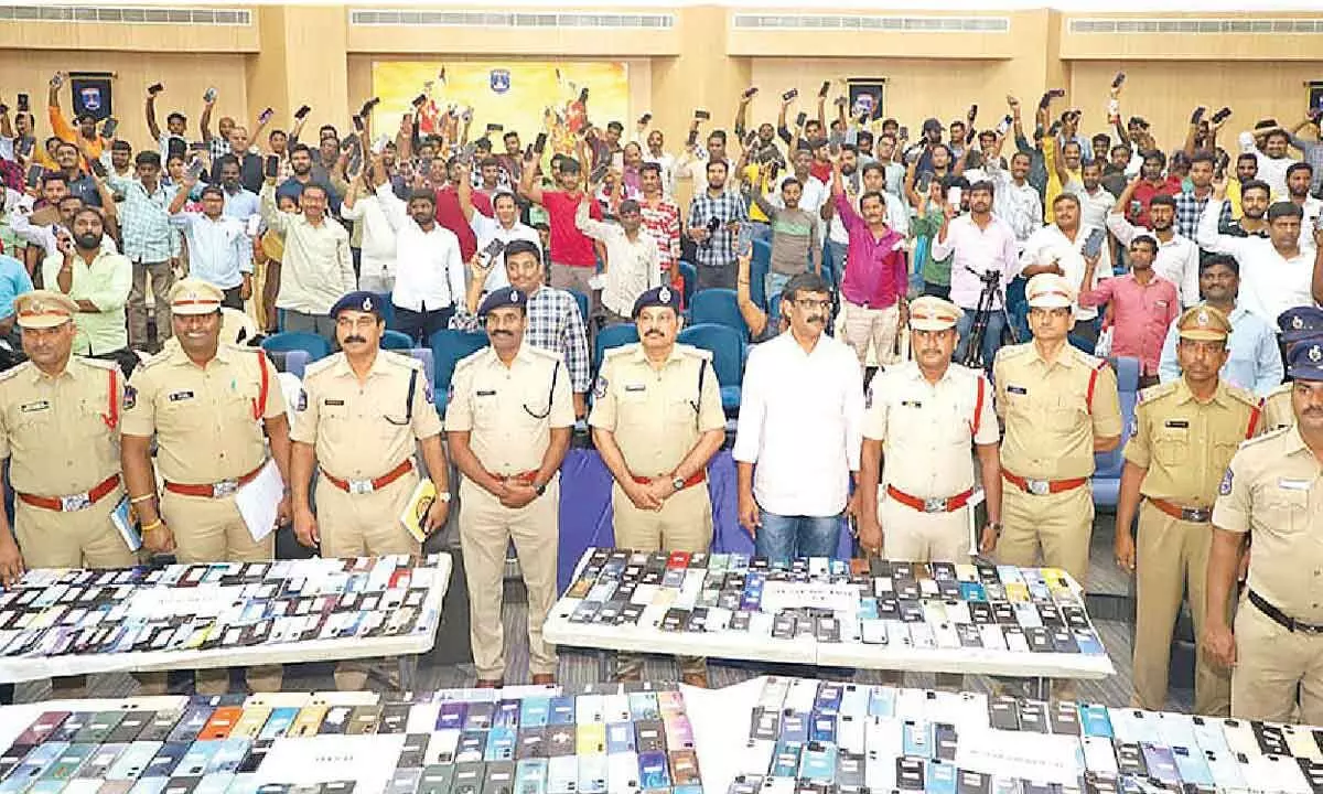 Cyberabad police recovers 800 mobile phones worth Rs. 2.4 cr