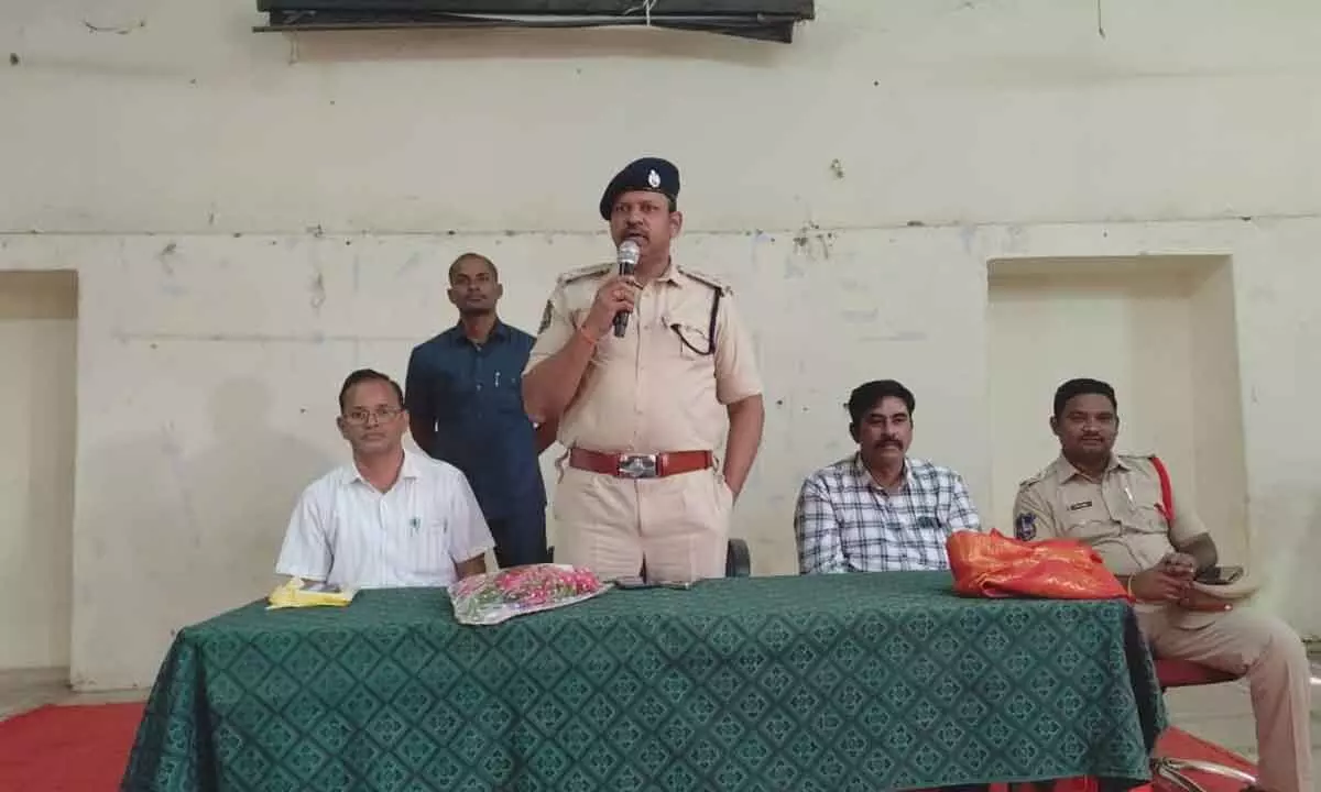 Wanaparthy SP calls youth to stay away from bad habits