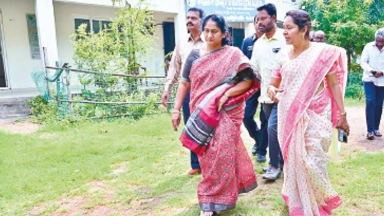 Minister S Savitha along with officials visiting the Yadavallivari Brahmana Satram in Guntur on Thursday