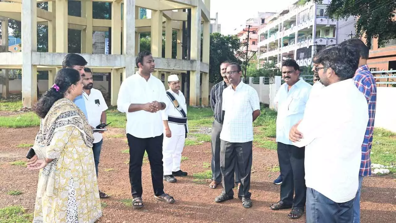 Municipal Corporation Commissioner Surya Teja inspecting the empty place of the corporation in Nellore city on Thursday