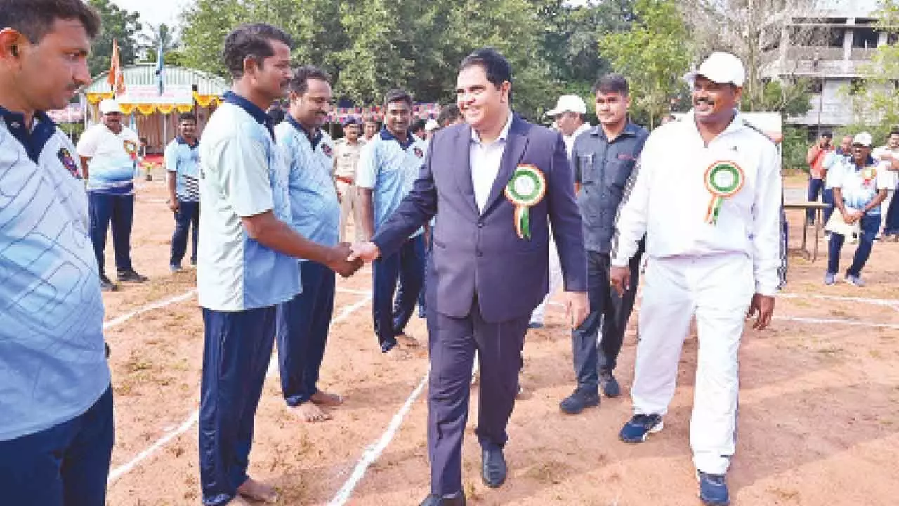 East Godavari District SP D Narasimha Kishore meeting members of participating teams at the District Police Sports Meet-2024 in Rajamahendravaram on Thursday