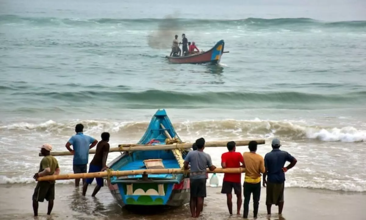 Cyclone Dana Hits Odisha, Massive Waves Strike Old Digha Beach