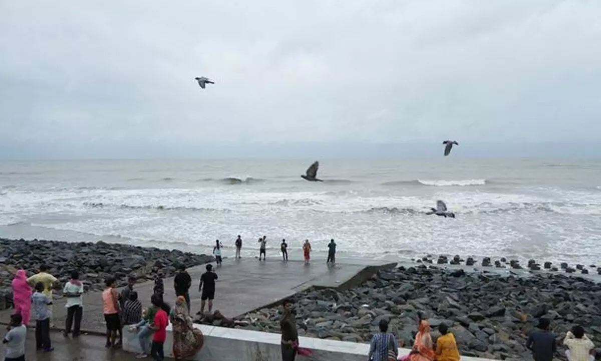 Barring heavy rain, Cyclone Danas impact nominal in West Bengal