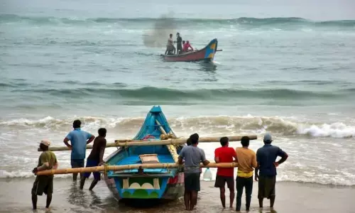 Cyclone Dana Hits Odisha, Massive Waves Strike Old Digha Beach