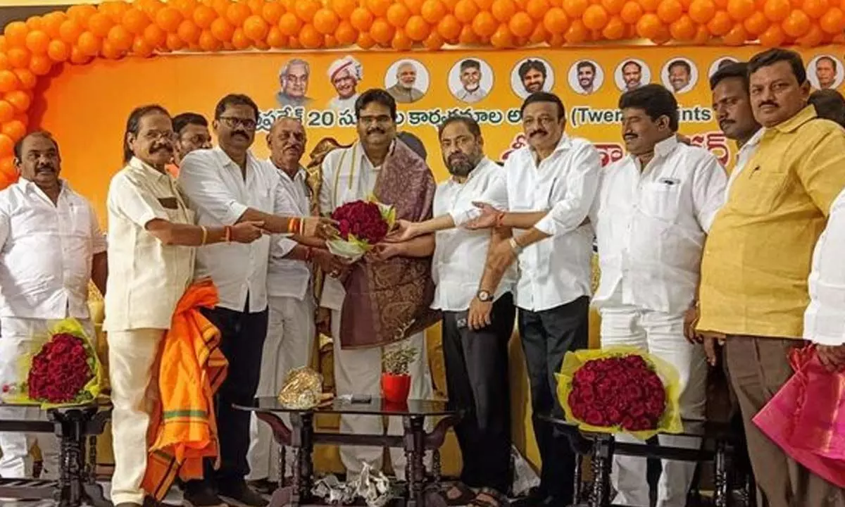 Programme Implementation Committee chairman Lanka Dinakar being felicitated by Lanka Dinakar Mitramandali in Ongole on Sunday