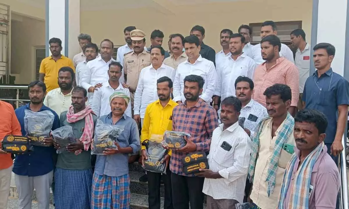 Kalwakurthy MLA Kasireddy Narayana Reddy Distributes Safety Kits to Toddy Tappers