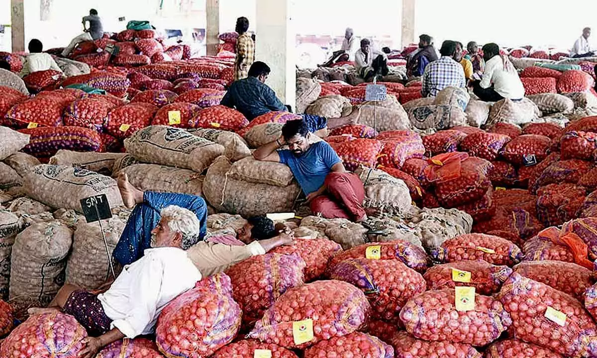 Onion stocks pile up at Kurnool market yard