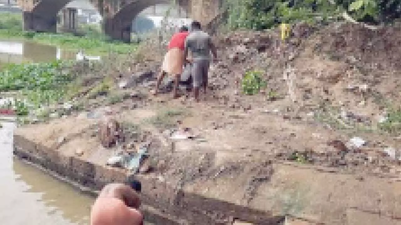 Vendor cleans up polluted river ghat all by himself