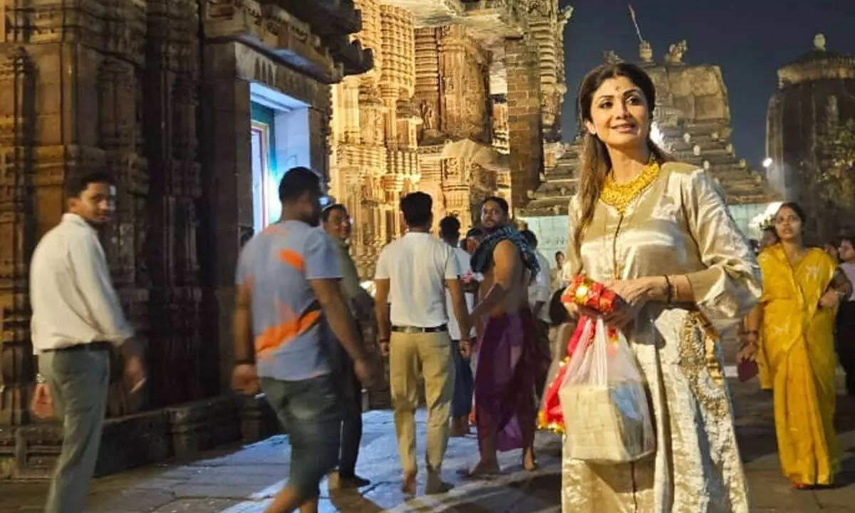 Shilpa’s photos visiting Lingaraj temple go viral