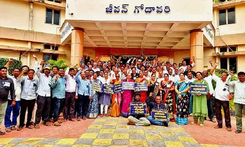 LIC agents stage protest