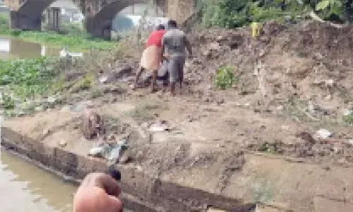 Vendor cleans up polluted river ghat all by himself