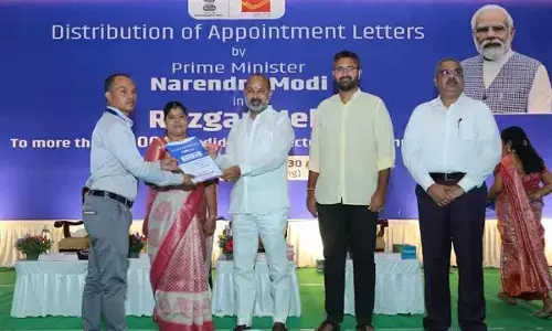 Union Minister of State for Home Affairs Bandi Sanjay Kumar giving away an appointment letter to a candidate at the Rozgar Mela held in Visakhapatnam on Tuesday
