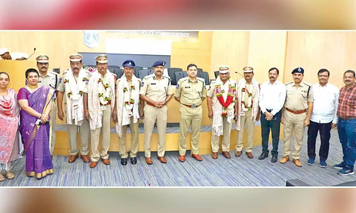 Avinash Mohanty fetes retiring cops