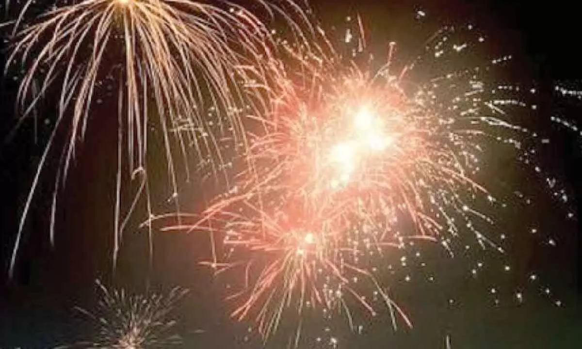 Burst crackers between 7 pm & 9 pm: SPCB