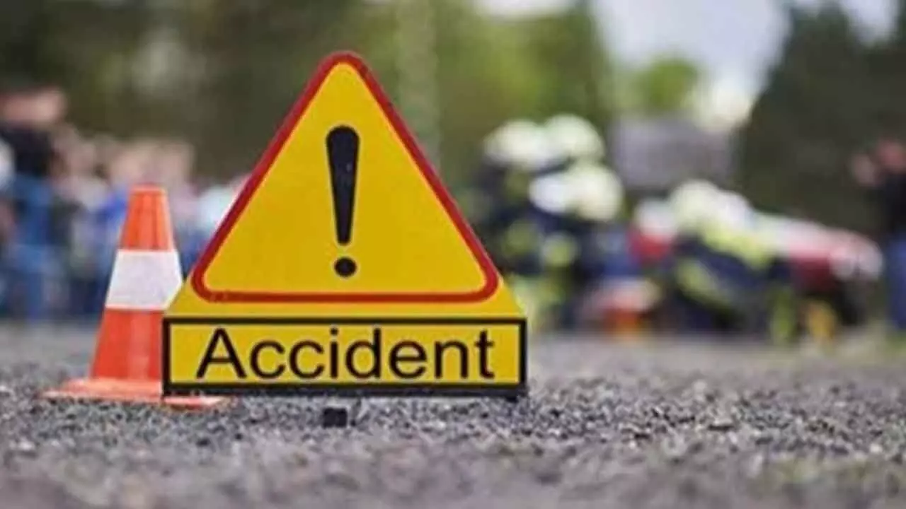 Three killed and one injured in car  rickshaw collision in Kurnool