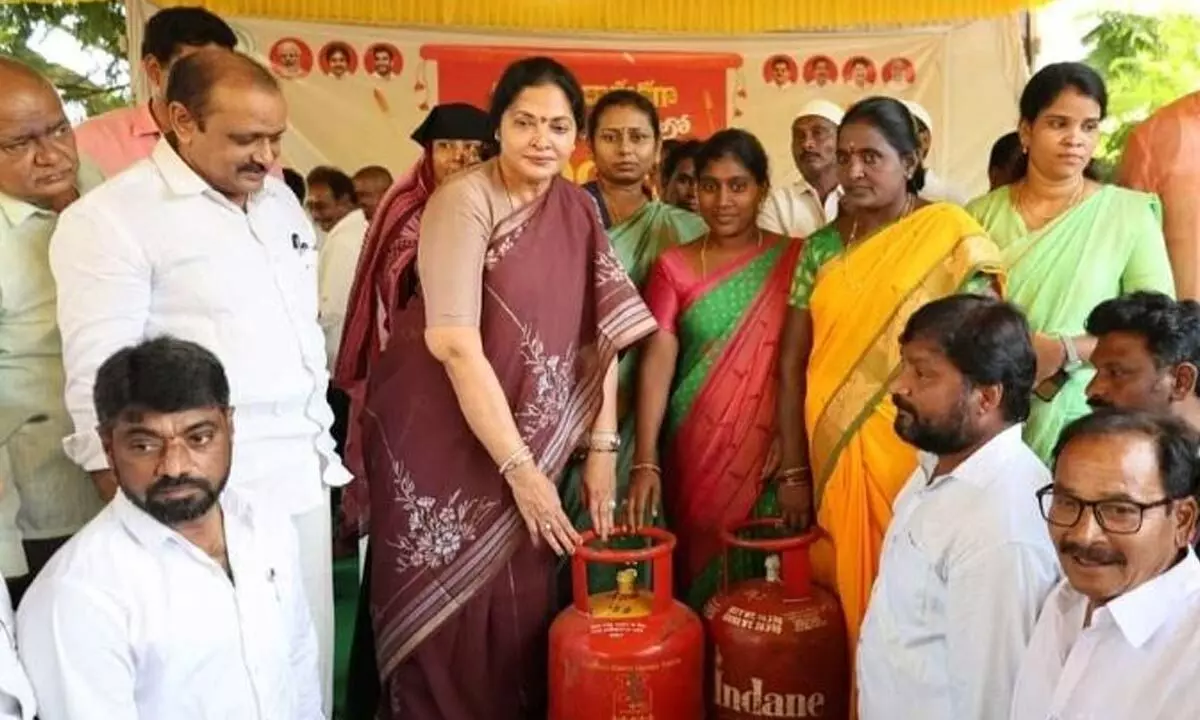 MLA V Prashanthi Reddy distributing free gas cylinders to the beneficiaries under Deepam– 2 scheme in Kovur town on Friday