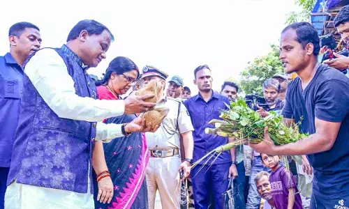 Majhi purchases ‘diyas’ from local market