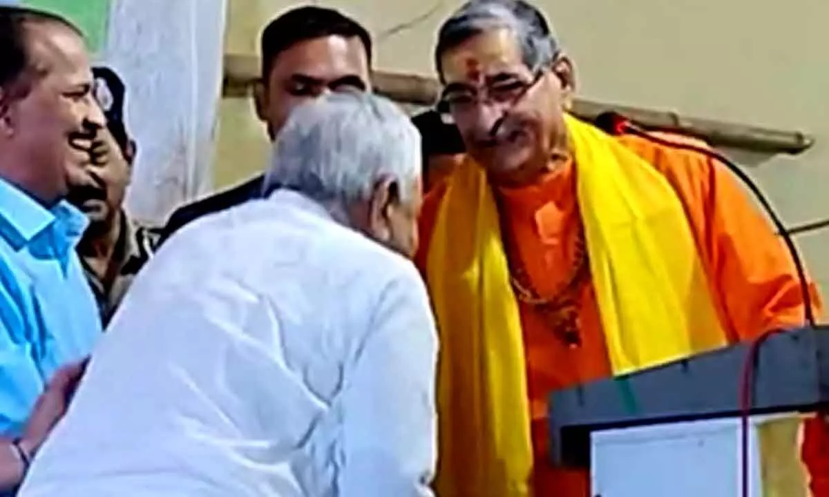 Former BJP MP RK Sinha’s praise moves Nitish Kumar to touch his feet