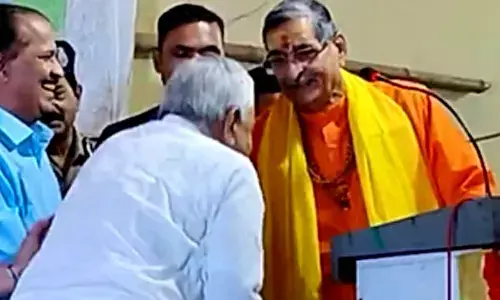 Former BJP MP RK Sinha’s praise moves Nitish Kumar to touch his feet