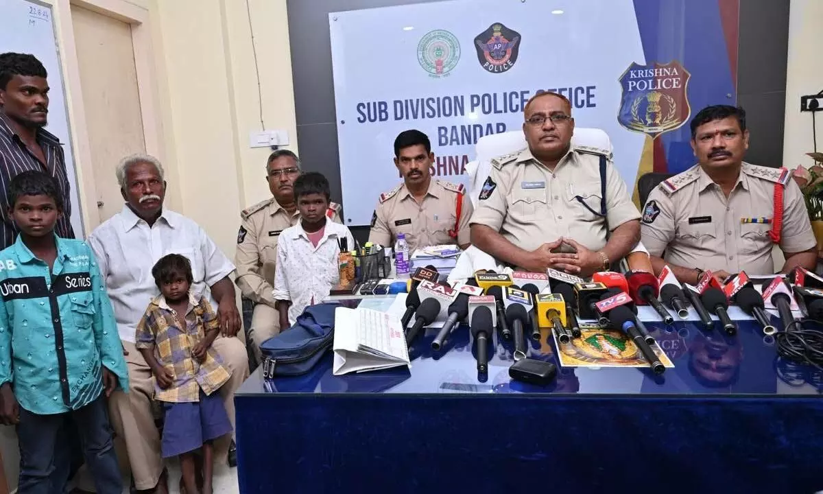 DSP Abdul Subhan addressing the media in Machilipatnam on Sunday