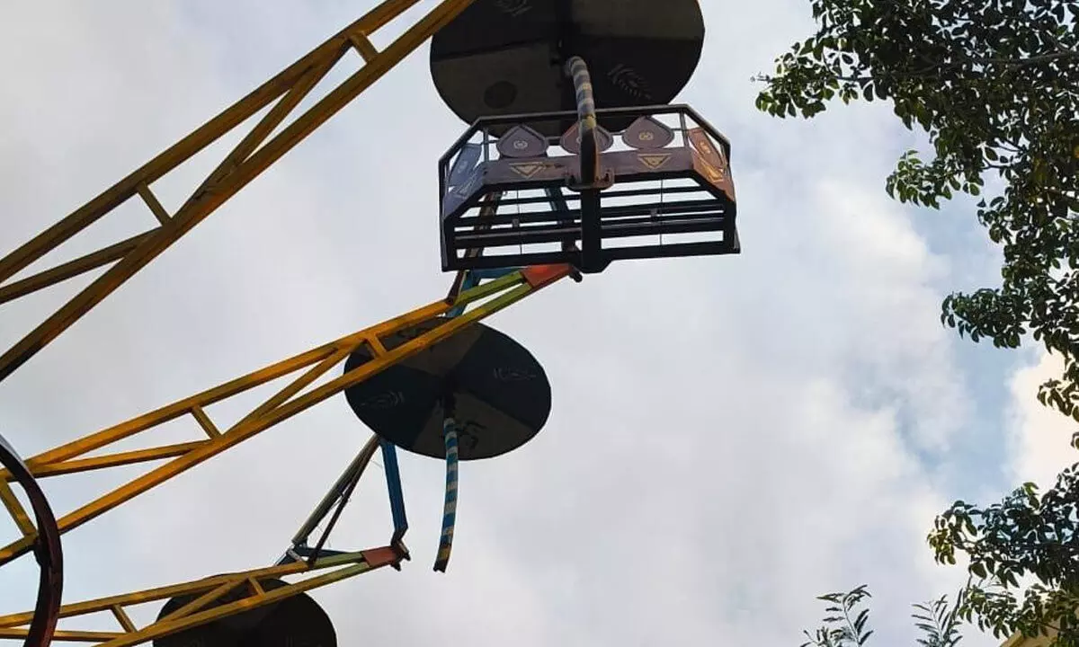 A cabin fell off from a cross wheel in Tiruchanoor on Sunday