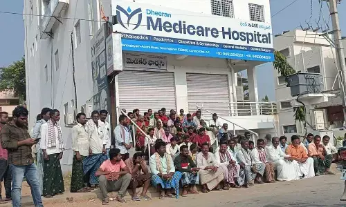 Family members and relatives of the deceased staging a protest in front of Medicare hospital in Yemmiganur on Sunday