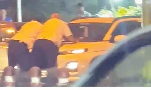 2 juveniles held for dragging traffic cops on car bonnet