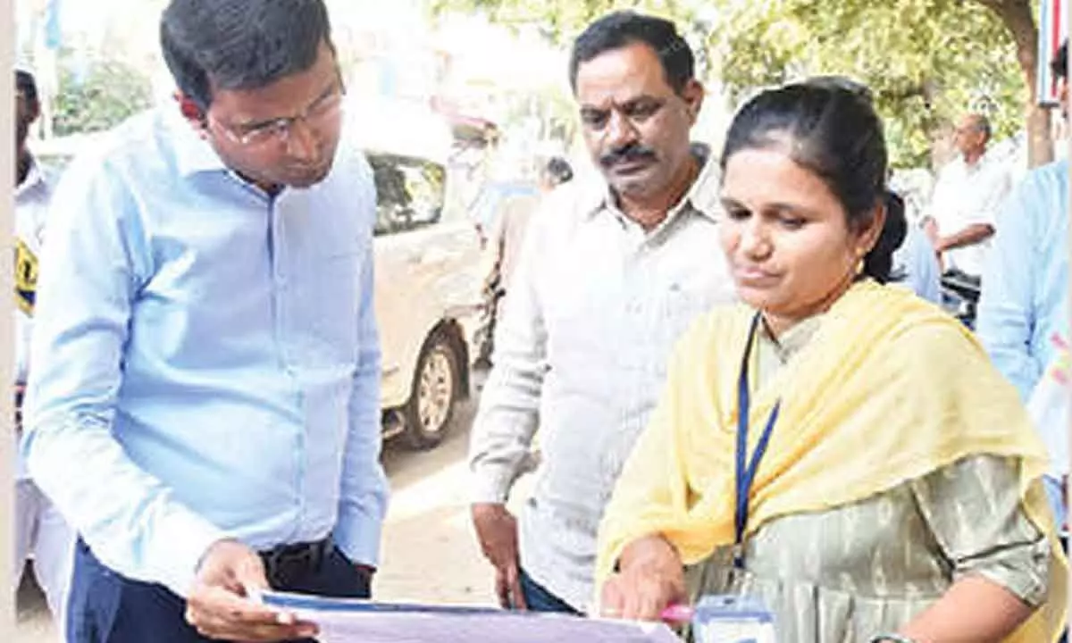 Collector Santosh inspects conduct of survey