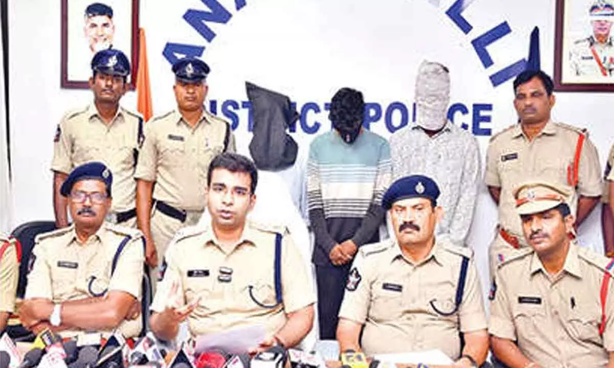 Five held, booty worth over Rs 2.3L recovered