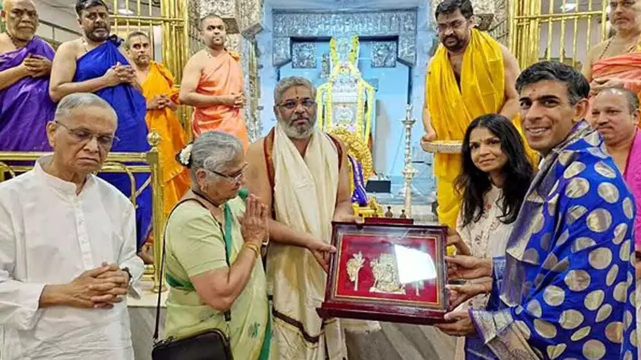 Rishi Sunak, wife offer prayers at Raghavendra Swamy Mutt