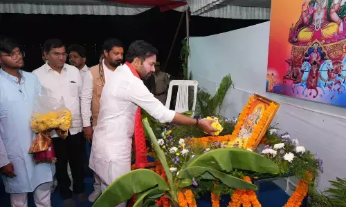 Biharis in droves flock to water bodies across city