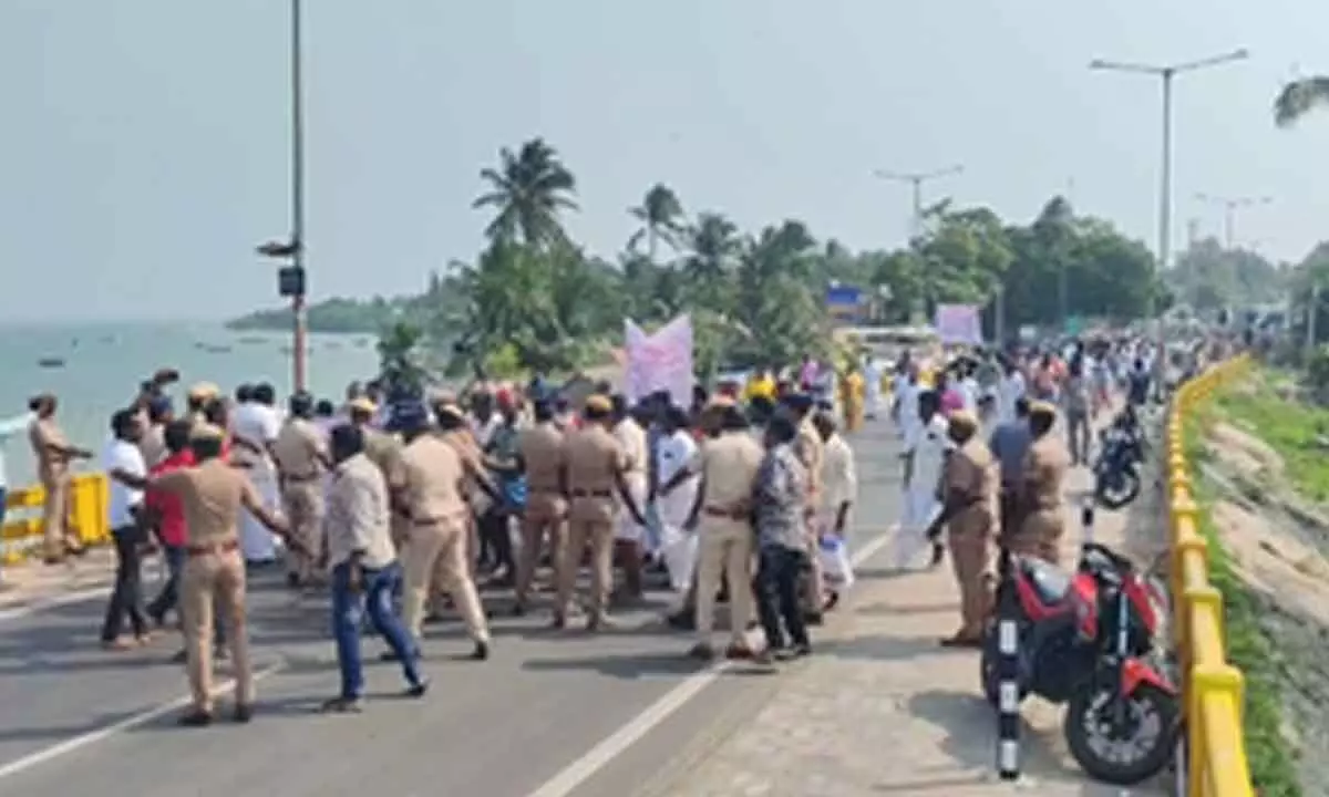 TN fishermen hold protest for release of colleagues held by Lankan Navy