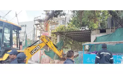 Now, HYDRA strikes back at comml outlets on footpaths