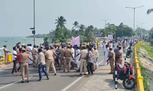 TN fishermen hold protest for release of colleagues held by Lankan Navy