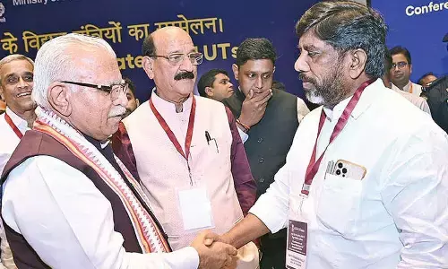 Bhatti meets Khattar, briefs him on Amrut contract works