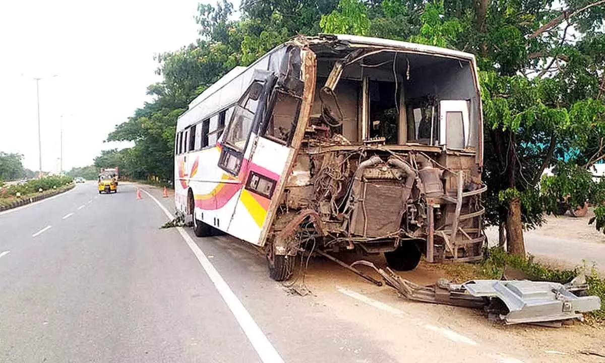 APSRTC bus hits stationary bus, driver, passengers hurt