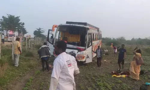 Wanaparthy District: On Friday morning, a tourist bus lost control and went into the crop fields on National Highway