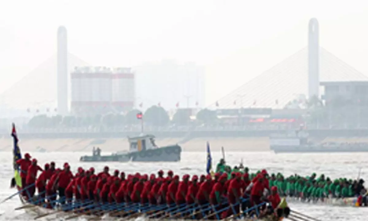 Dragon boat races during water festival in Cambodia ends with award ceremony