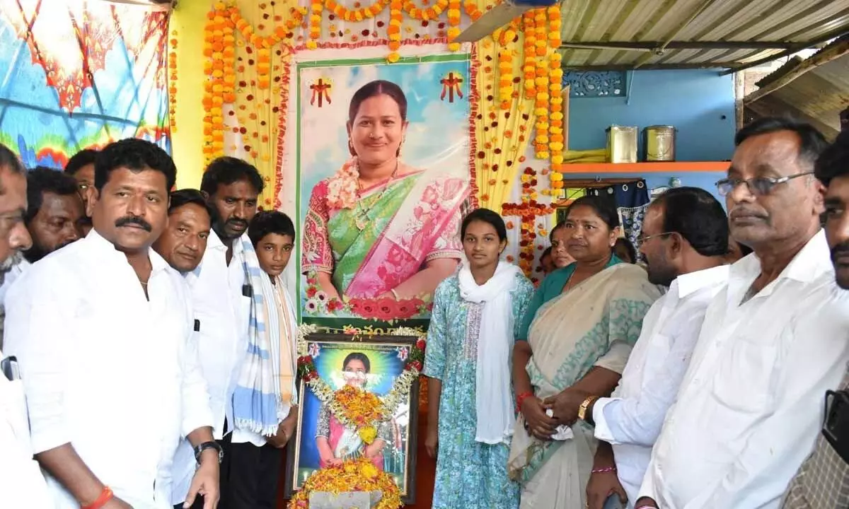 Seethakka consoles bereaved family