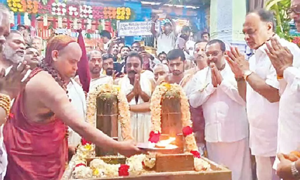 Sringeri seer performs bhumi puja for Galigopuram construction