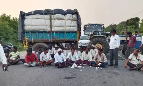 Cotton farmers protest fraud in weighing process